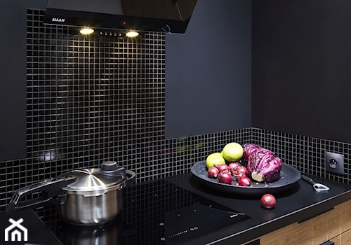 Kuchnie - Mała zamknięta czarna z zabudowaną lodówką kuchnia jednorzędowa - zdjęcie od Castorama - Kuchnia