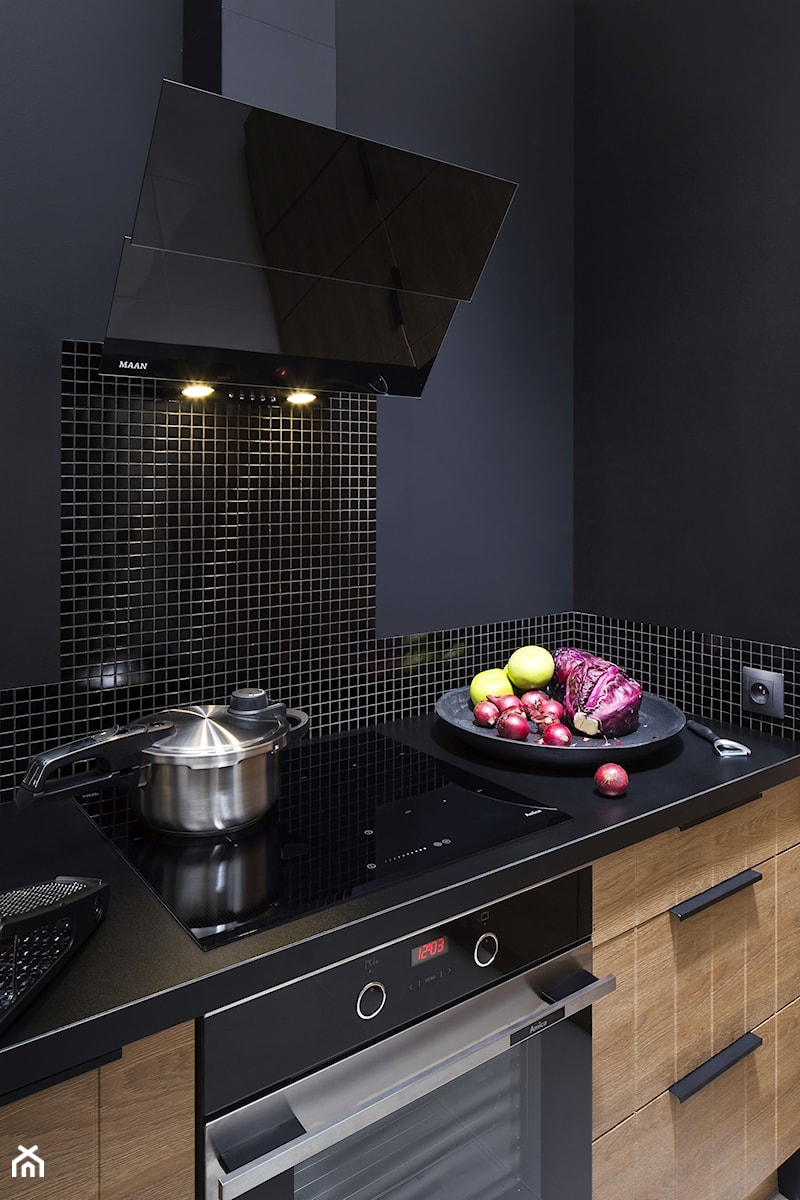 Kuchnie - Mała zamknięta czarna z zabudowaną lodówką kuchnia jednorzędowa - zdjęcie od Castorama - Kuchnia