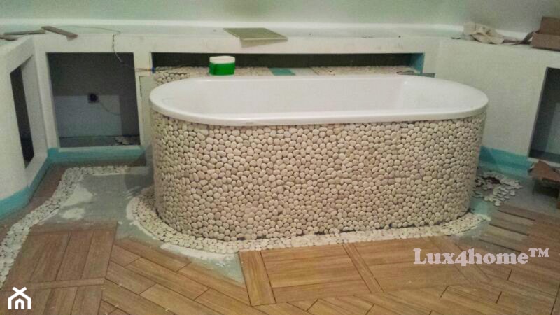 Pomysły klientów na mozaiki z otoczaków w łazience. Obudowa wanny z otoczaków - zdjęcie od Lux4home™
