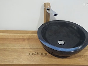 Czarna umywalka z marmuru i drewniany blat łazienkowy - zdjęcie od Lux4home™