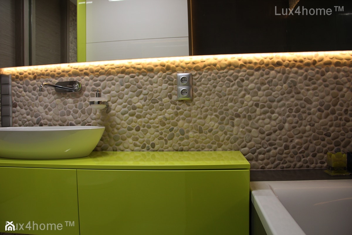 Ściany z otoczaków w łazience - mozaiaka z otoczaków na sciany - zdjęcie od Lux4home™ - Homebook