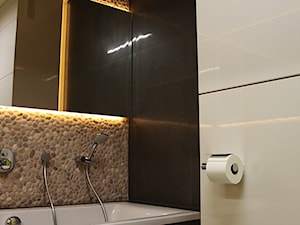 Sciana z otoczaków nad wanną - otoczaki do łazienek - zdjęcie od Lux4home™