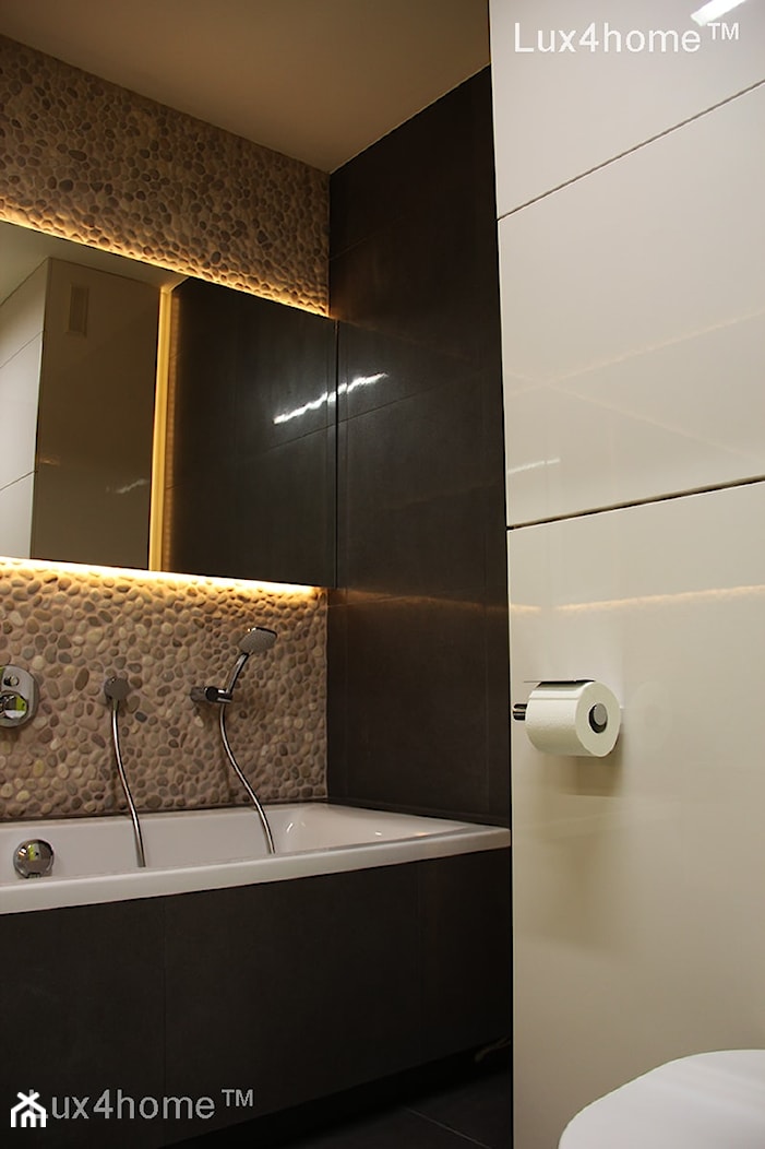 Sciana z otoczaków nad wanną - otoczaki do łazienek - zdjęcie od Lux4home™ - Homebook