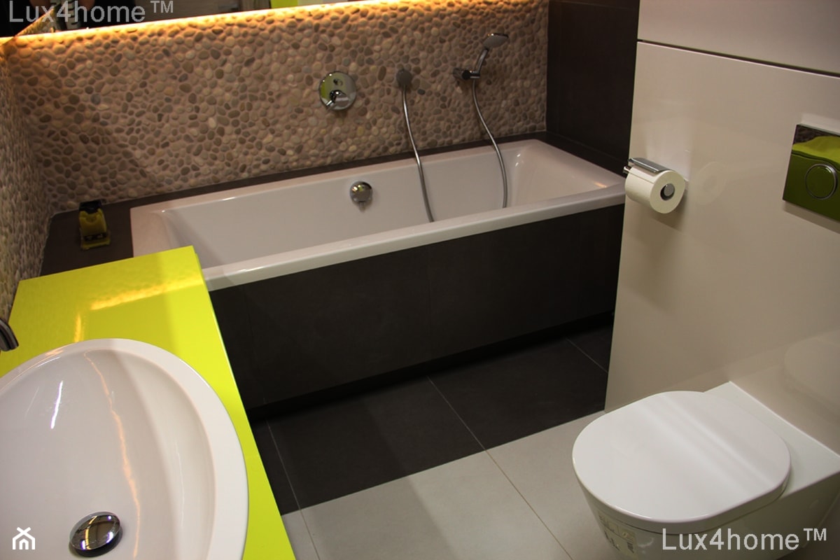 Beżowe otoczaki na ścianie - otoczaki do łazienki - zdjęcie od Lux4home™ - Homebook