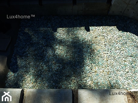 Aranżacje wnętrz - Ogród: Zielone otoczaki na siatce - mozaika kamienna z otoczaków Lux4home™. - Lux4home™. Przeglądaj, dodawaj i zapisuj najlepsze zdjęcia, pomysły i inspiracje designerskie. W bazie mamy już prawie milion fotografii!