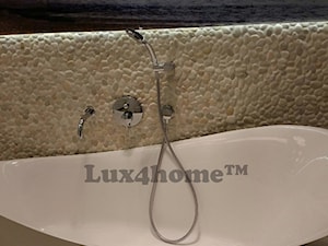 Białe otoczaki w łazience - ściany i podłogi - zdjęcie od Lux4home™