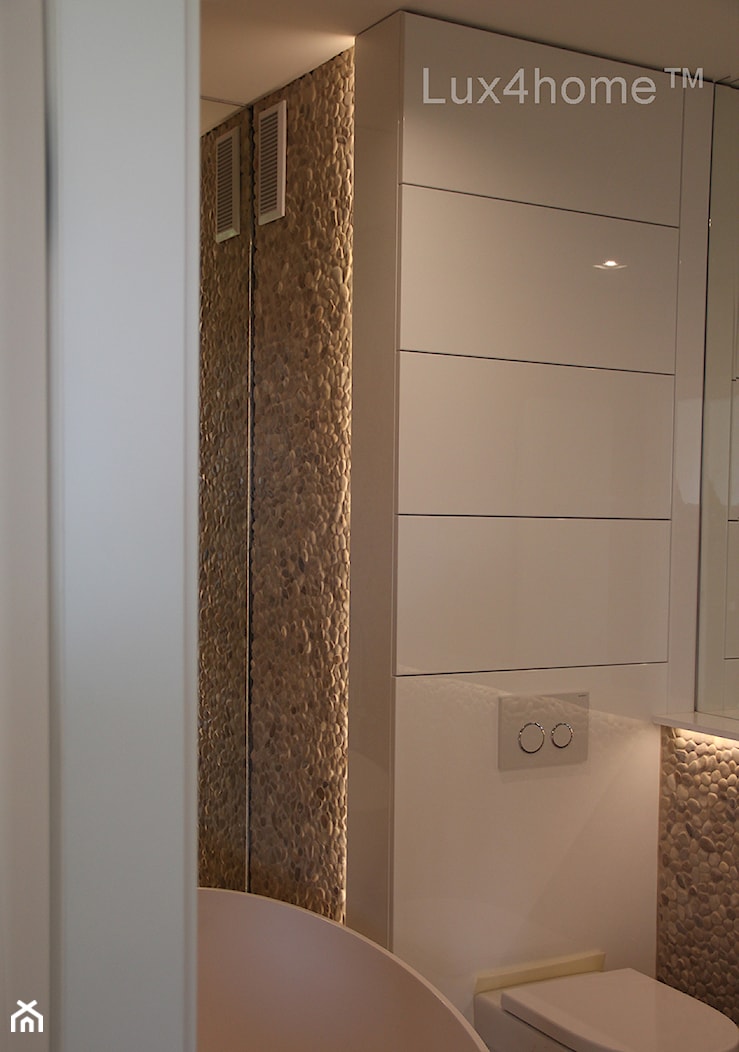 Beżowa mozaika kamienna z otoczaków - ściana z otoczaków w łazience - zdjęcie od Lux4home™ - Homebook