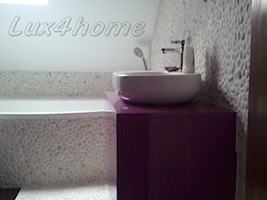 Łazienka z białych otoczaków - otoczaki na ścianie i podłodze w łazience - zdjęcie od Lux4home™