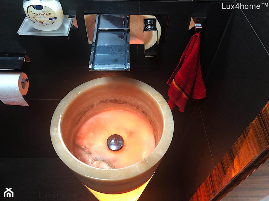Wolnostojąca umywalka z onysku - podświetlenie umywalki w łazience - zdjęcie od Lux4home™