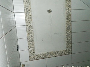 Pomysły klientów na mozaiki z otoczaków w łazience. Obudowa lustra z otoczaków - zdjęcie od Lux4home™