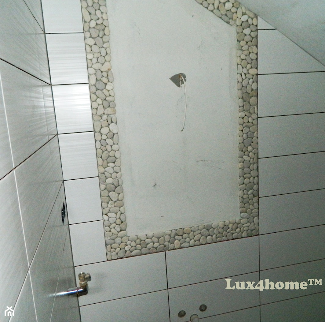 Pomysły klientów na mozaiki z otoczaków w łazience. Obudowa lustra z otoczaków - zdjęcie od Lux4home™ - Homebook