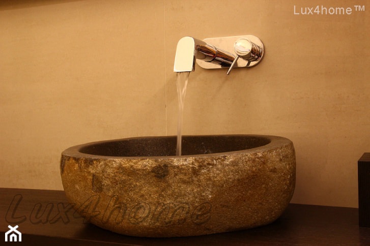 Umywalka z otoczaka – umywalka z kamienia polnego w łazience - zdjęcie od Lux4home™ - Homebook