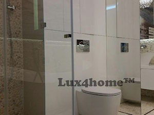 Białe otoczaki w łazience - ściany i podłogi - zdjęcie od Lux4home™