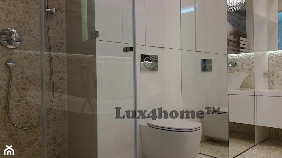 Białe otoczaki w łazience - ściany i podłogi - zdjęcie od Lux4home™