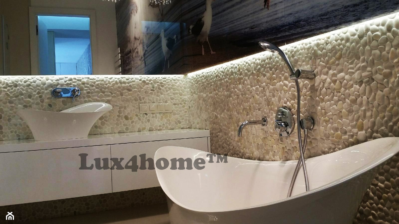 Białe otoczaki na scianie - łazienka z otoczakami - zdjęcie od Lux4home™ - Homebook