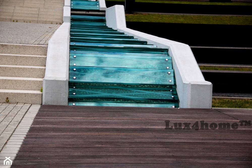 Zielone otoczaki na siatce - mozaika kamienna z otoczaków - zdjęcie od Lux4home™ - Homebook