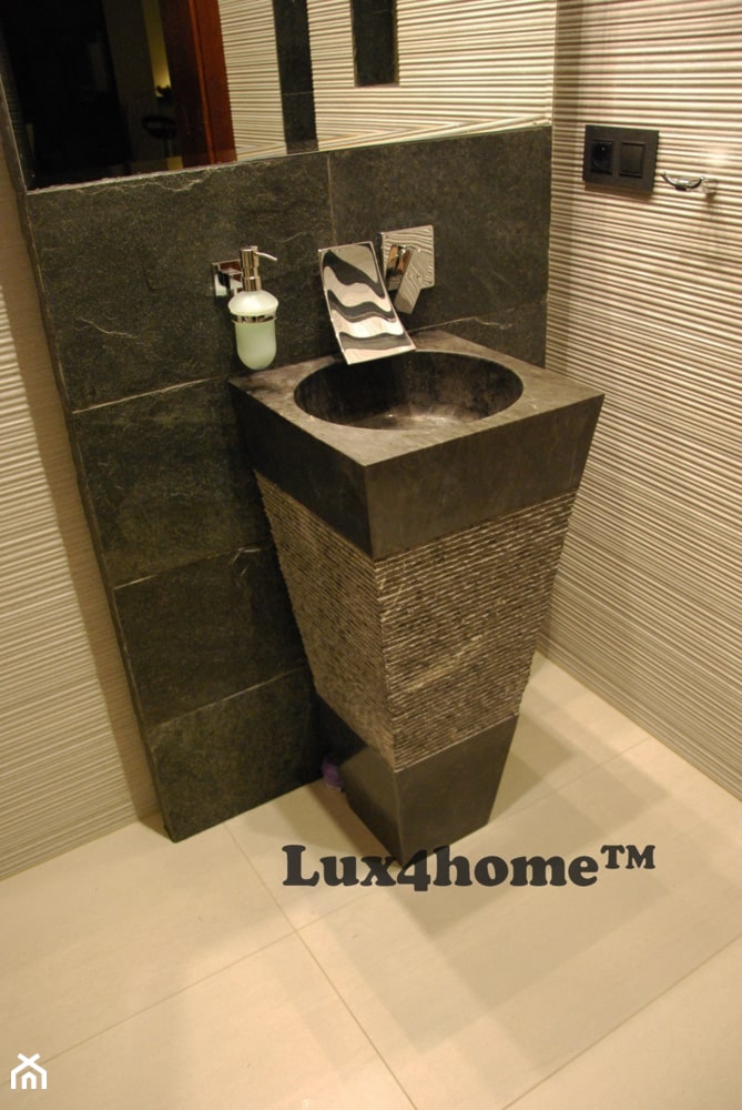 umywalka stojąca z czarnego kamienia - zdjęcie od Lux4home™ - Homebook