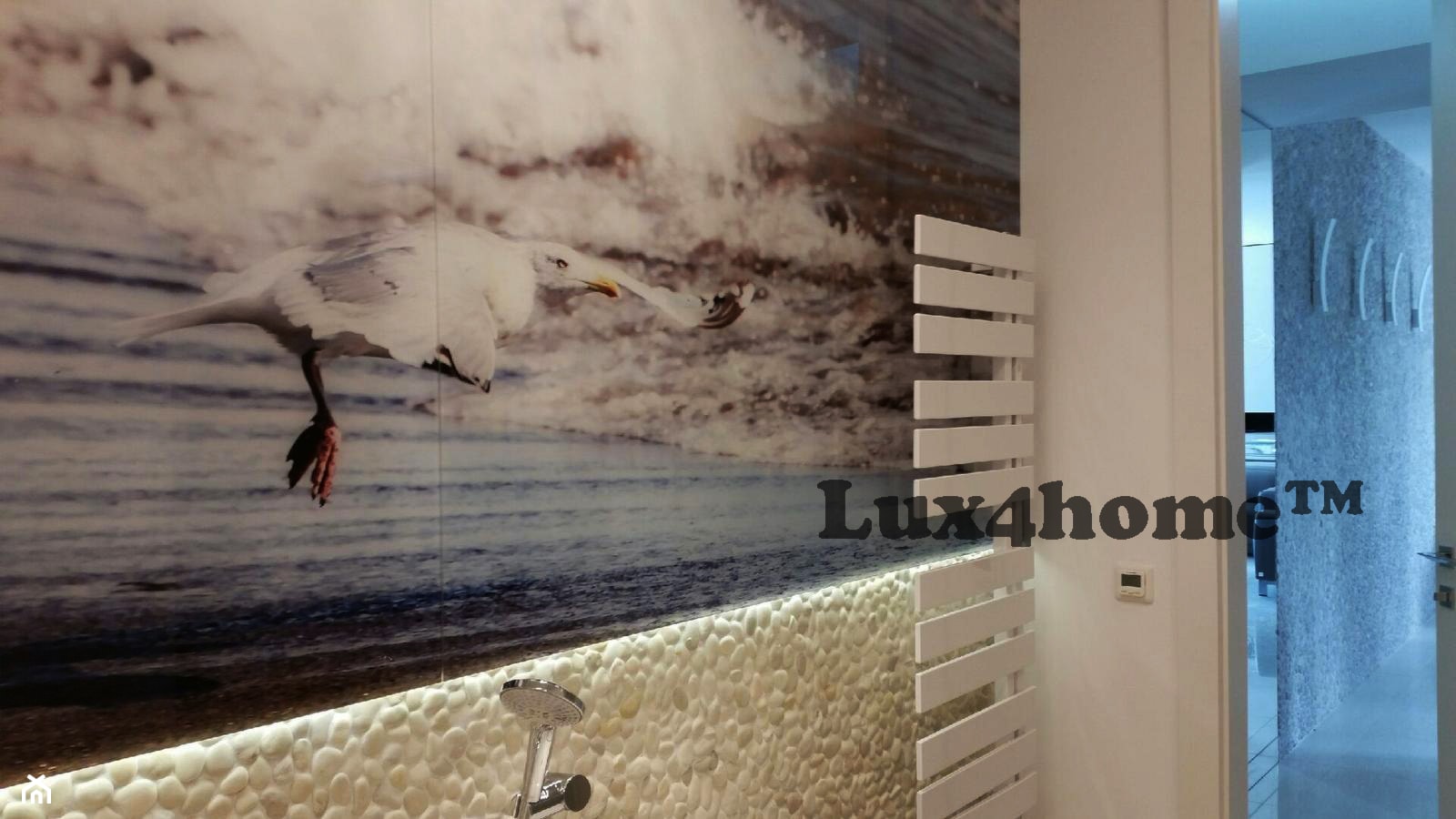 Białe otoczaki na scianie - zdjęcie od Lux4home™ - Homebook
