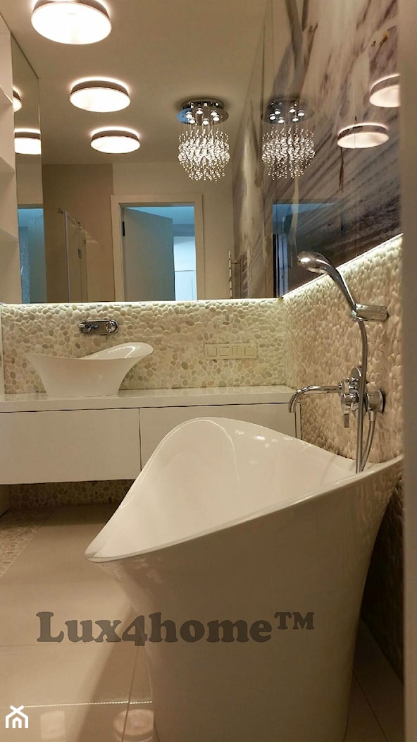 Białe otoczaki w łazience - ściany i podłogi - zdjęcie od Lux4home™ - Homebook