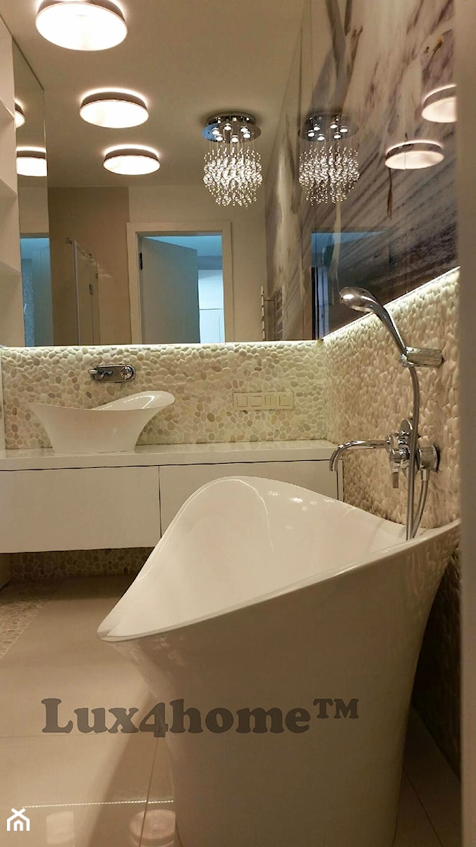 Białe otoczaki w łazience - ściany i podłogi - zdjęcie od Lux4home™
