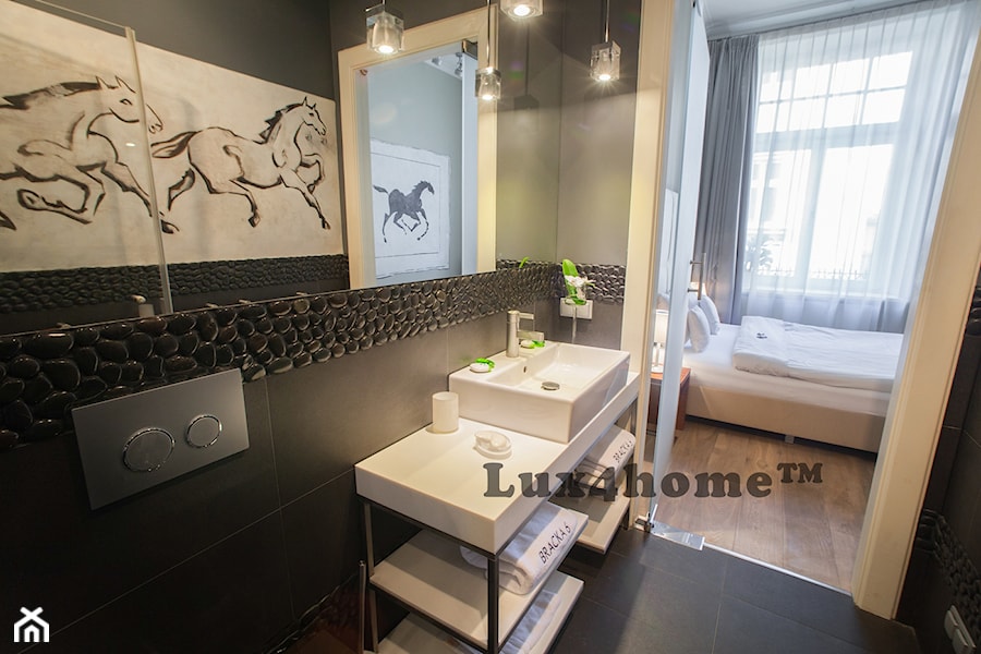 Czarne mozaiki z otoczaków na ścianie w łazience - czarne otoczaki w łazience - zdjęcie od Lux4home™