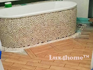 Pomysły klientów na mozaiki z otoczaków w łazience. Obudowa wanny z otoczaków - zdjęcie od Lux4home™