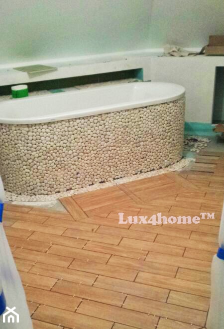 Pomysły klientów na mozaiki z otoczaków w łazience. Obudowa wanny z otoczaków - zdjęcie od Lux4home™ - Homebook