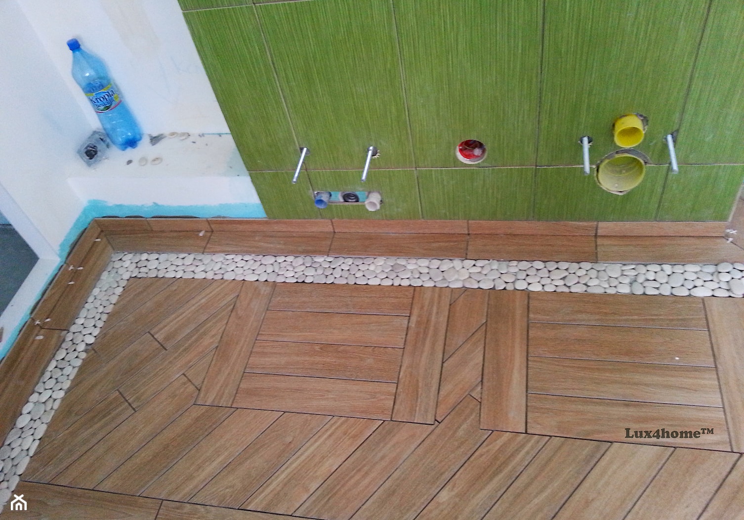 Pomysły klientów na mozaiki z otoczaków w łazience. Mozaika z otoczaków między płytkami - zdjęcie od Lux4home™ - Homebook