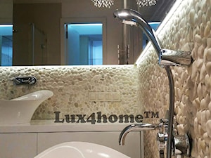 Białe otoczaki na scianie - łazienki z otoczakami - zdjęcie od Lux4home™