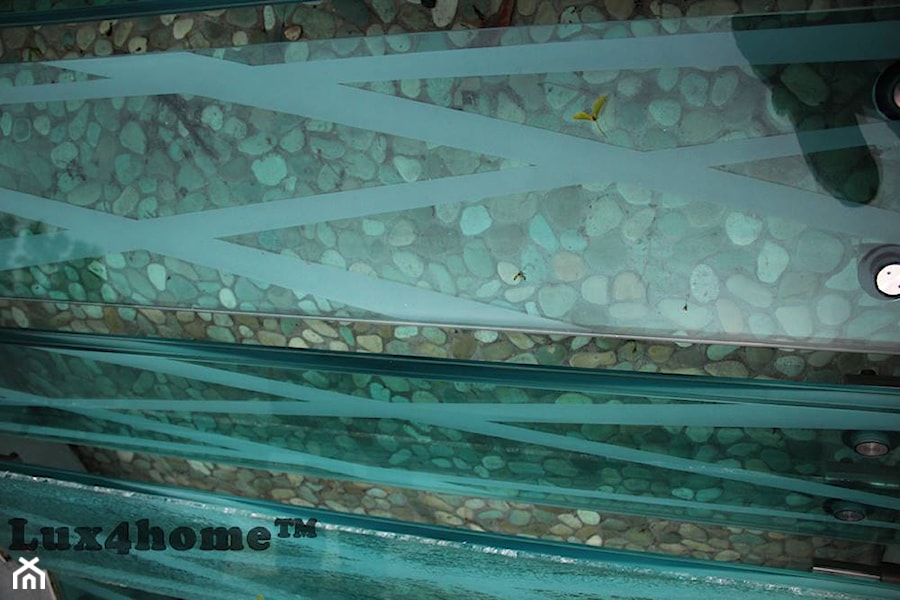 Zielone otoczaki na siatce - mozaika kamienna z otoczaków - zdjęcie od Lux4home™