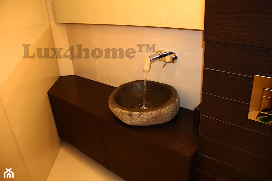 Kamienna umywalka z otoczaka w łazience – umywalki z kamienia - Łazienka - zdjęcie od Lux4home™
