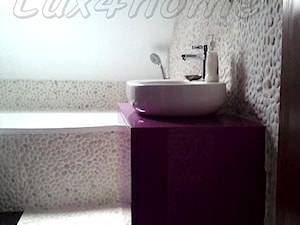 Łazienka z białych otoczaków - otoczaki na ścianie i podłodze w łazience - zdjęcie od Lux4home™
