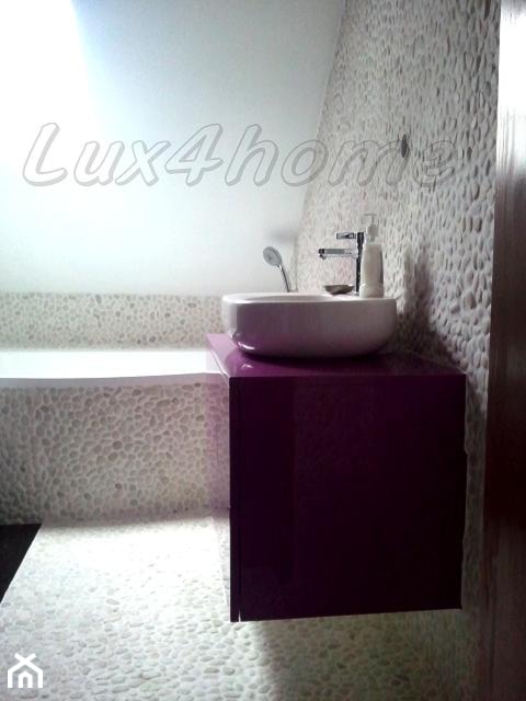 Łazienka z białych otoczaków - otoczaki na ścianie i podłodze w łazience - zdjęcie od Lux4home™ - Homebook
