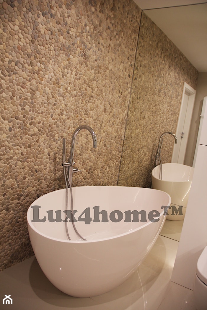 Beżowa mozaika kamienna z otoczaków - beżowe otoczaki na ścianie w łazience - zdjęcie od Lux4home™ - Homebook