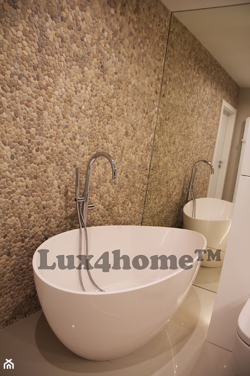 Beżowa mozaika kamienna z otoczaków - beżowe otoczaki na ścianie w łazience - zdjęcie od Lux4home™
