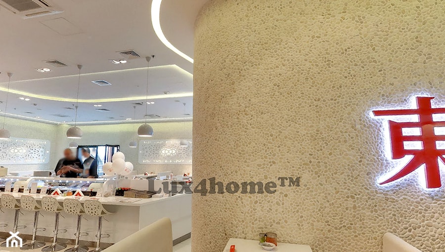 Białe otoczaki na ścianie restauracji. - zdjęcie od Lux4home™