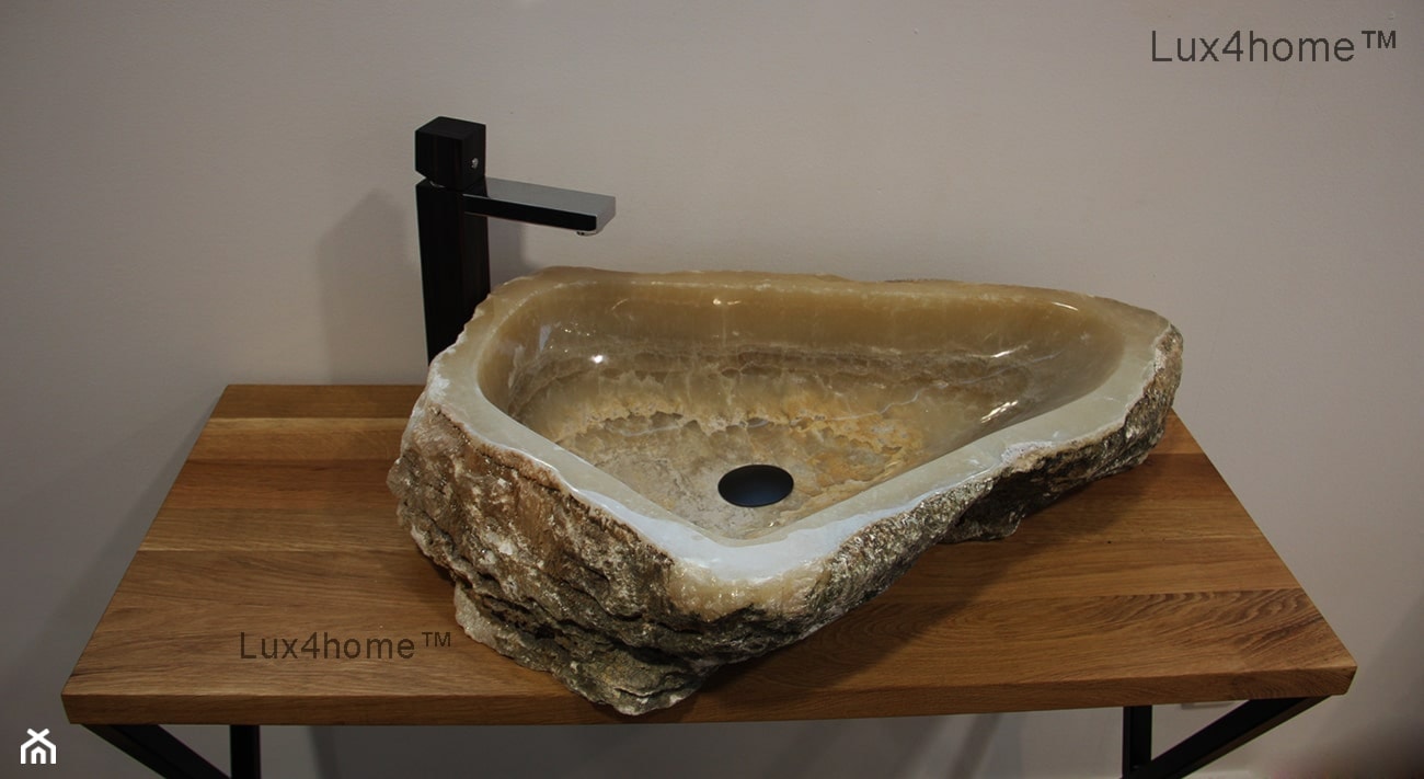 Kamienna umywalka z naturalnego onyksu na blacie - zdjęcie od Lux4home™ - Homebook
