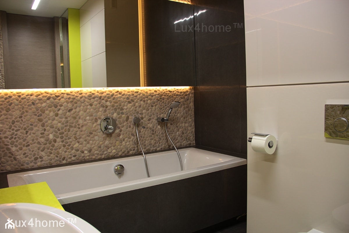 Mozaika z otoczaków nad wanną w łazience - mozaiki z otoczaków - zdjęcie od Lux4home™ - Homebook