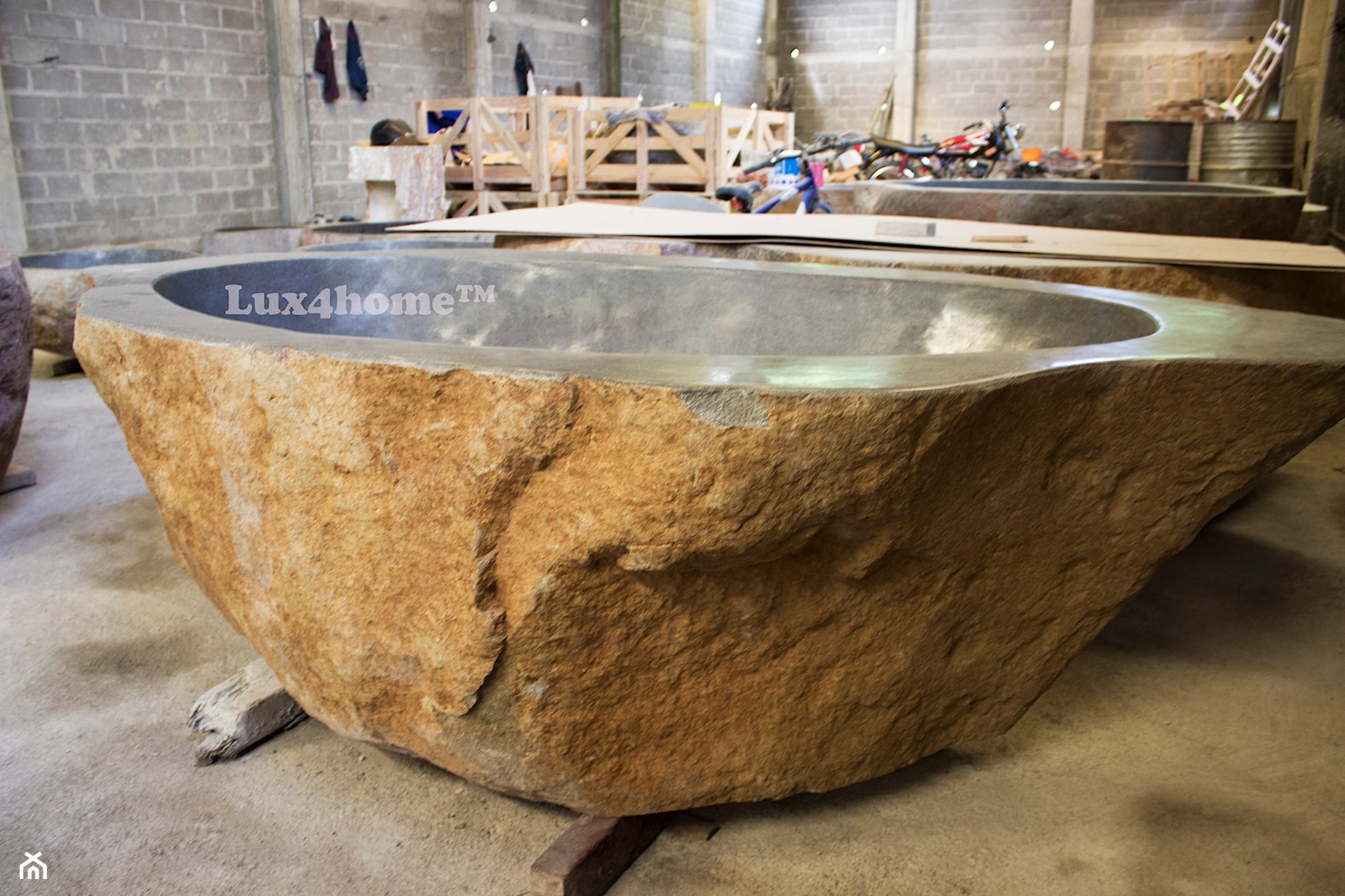 Wanna z kamienia rzecznego – polnego cena producenta – kamienna wanna na wymiar - zdjęcie od Lux4home™ - Homebook