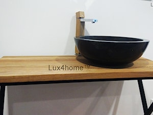 Czarna umywalka z marmuru i drewniany blat łazienkowy - zdjęcie od Lux4home™