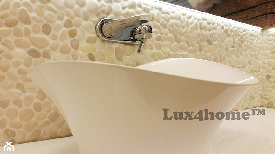 Białe otoczaki na scianie - zdjęcie od Lux4home™