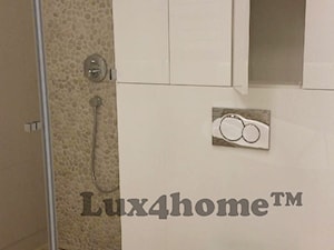 Białe otoczaki w łazience - ściany i podłogi - zdjęcie od Lux4home™