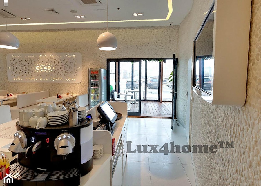 Białe otoczaki na ścianie restauracji. - zdjęcie od Lux4home™