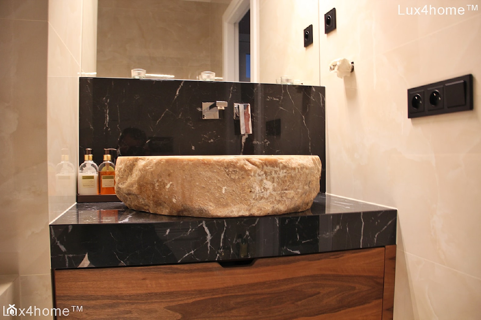 Kamienna umywalka z naturalnego onyksu w łazience - zdjęcie od Lux4home™ - Homebook