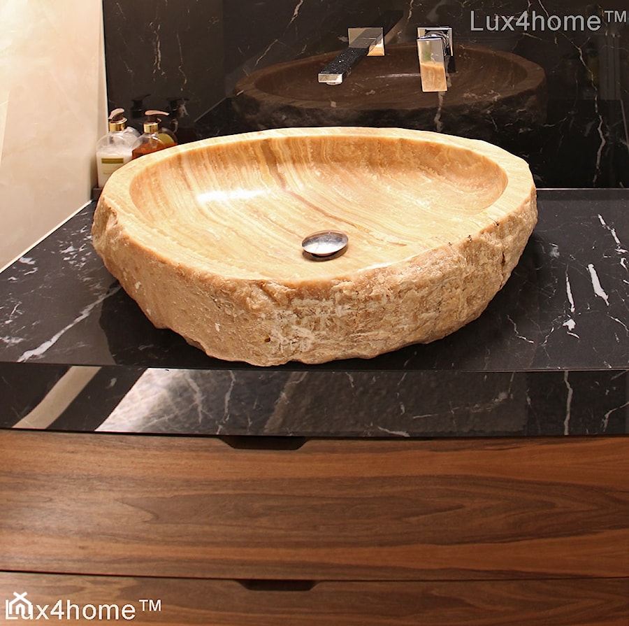 Kamienna umywalka z naturalnego onyksu w łazience - zdjęcie od Lux4home™