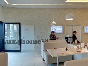 Białe otoczaki na ścianie restauracji. - zdjęcie od Lux4home™