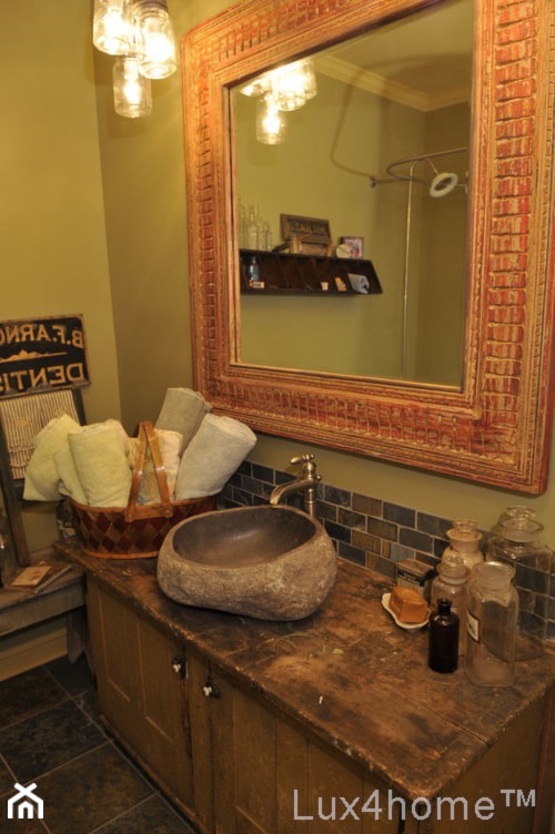 Kamienna umywalka z otoczaka w łazience – umywalki z kamienia - zdjęcie od Lux4home™