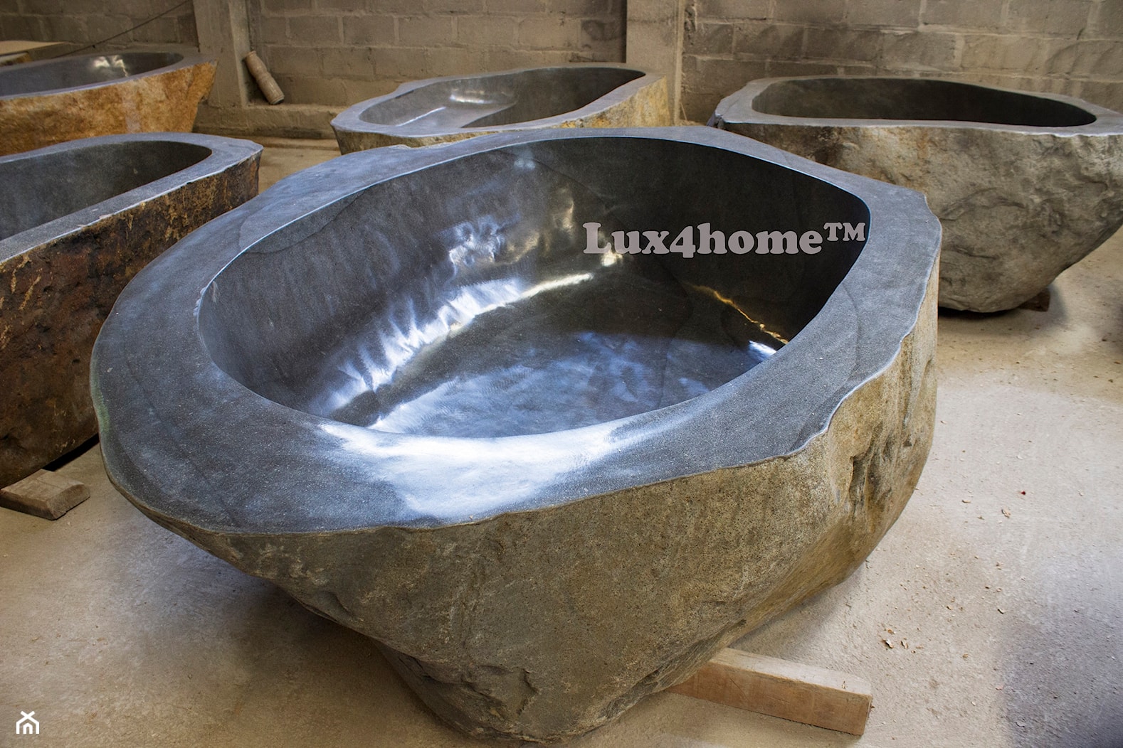 Wanna z kamienia rzecznego – polnego cena producenta – kamienna wanna na wymiar - zdjęcie od Lux4home™ - Homebook