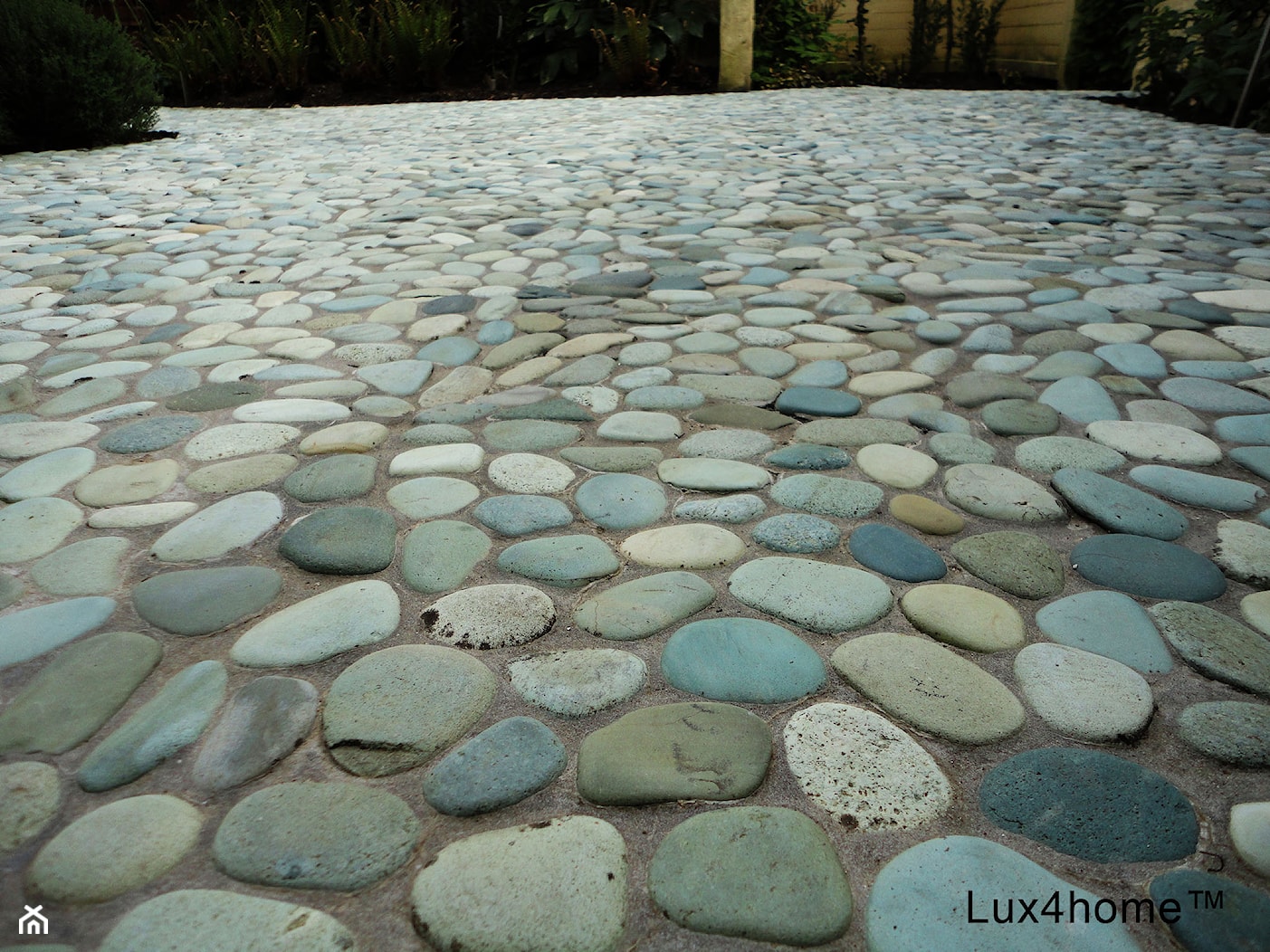 Zielone otoczaki na siatce - mozaika kamienna z otoczaków - zdjęcie od Lux4home™ - Homebook