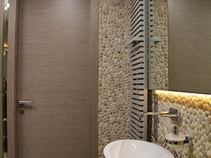 Beżowe otoczaki Maluku Tan od Lux4home™ na ścianie - otoczaki do łazienki. Mozaikę z beżowych otoczaków produkujemy w Indonezji w plastrach 30x30 cm, 15x30 cm, 10x30 cm lub jako ścianki z otoczaków 3D - zdjęcie od Lux4home™